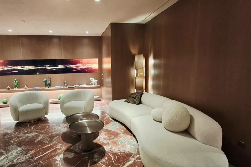 Otel iç mimarlık, kavisli koltuklu mermer zeminli lounge