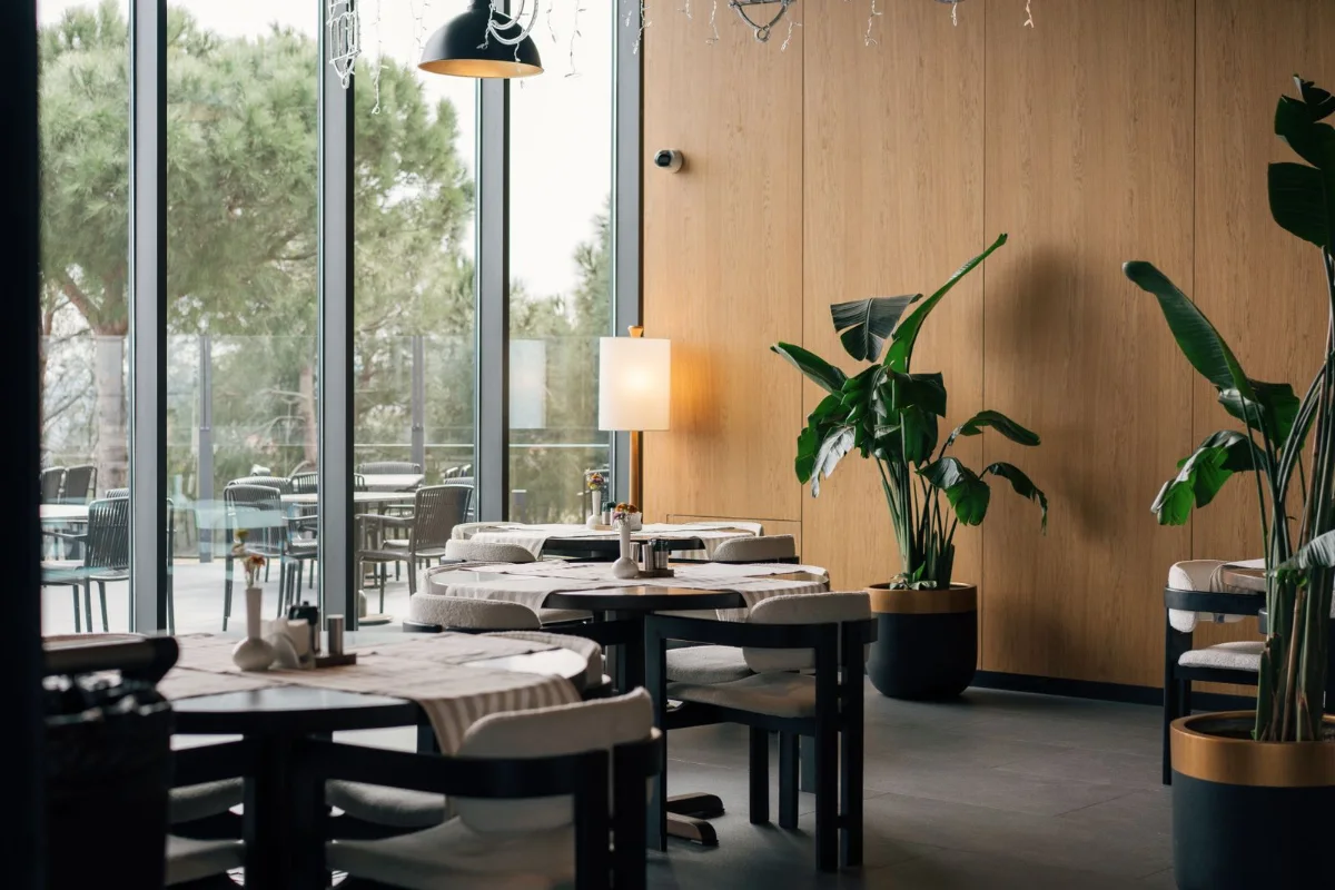 Restoran ve cafe iç mimarlık, bitkili ve aydınlık salon