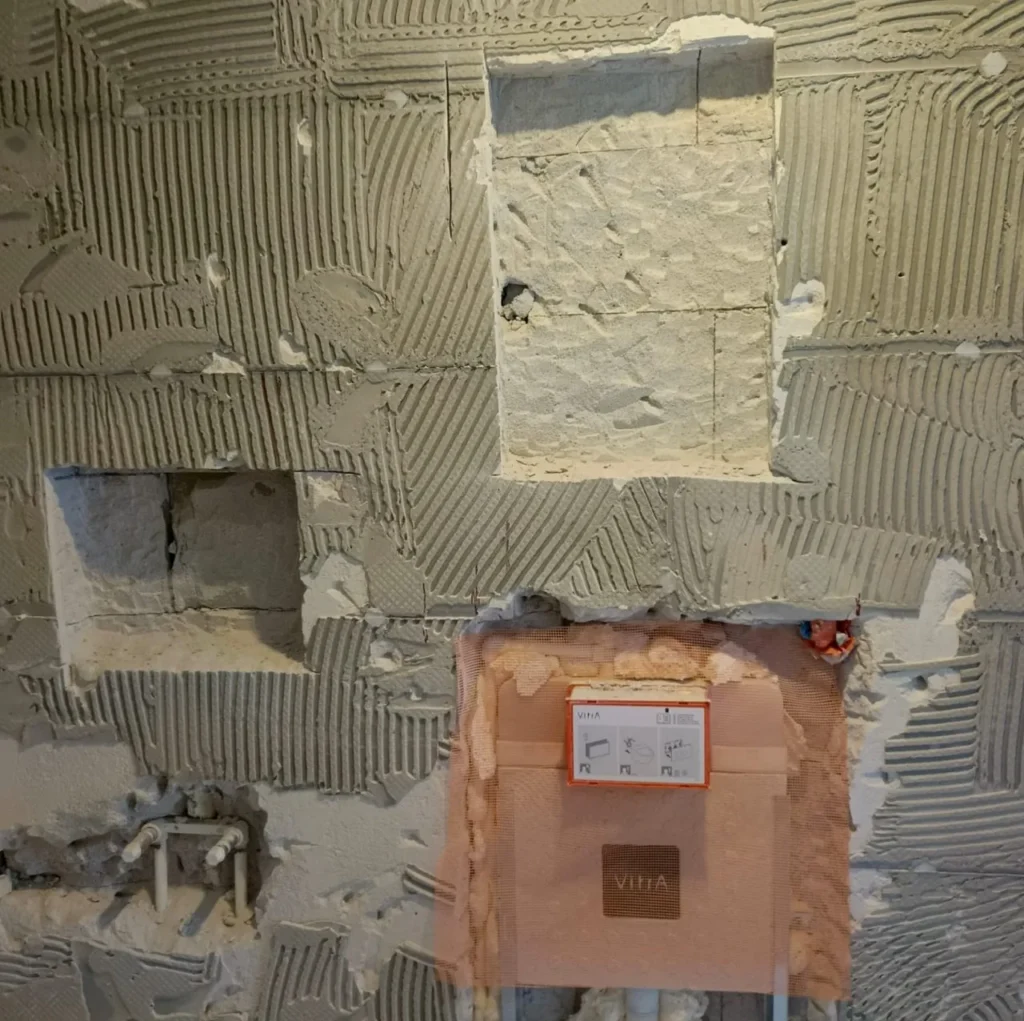 Banyo kırımı sonrası açılan duvar ve yerine takılan gömme rezervuar
