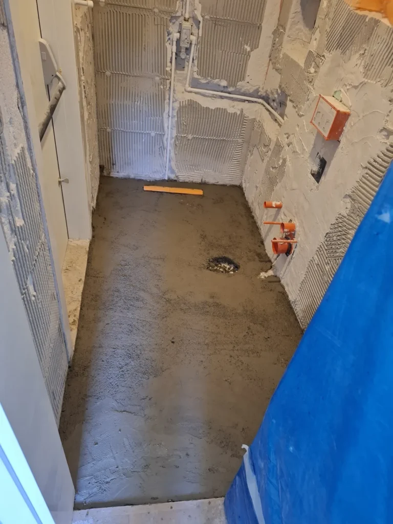 Kırım sonrası banyo zemini ve yenilenen sıhhi tesisat hatları
