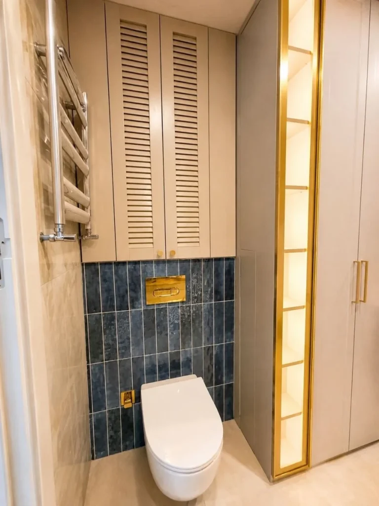 Lacivert karo duvar, gömme rezervuar, panjur kapaklı dolap ve LED aydınlatmalı vitrin raf